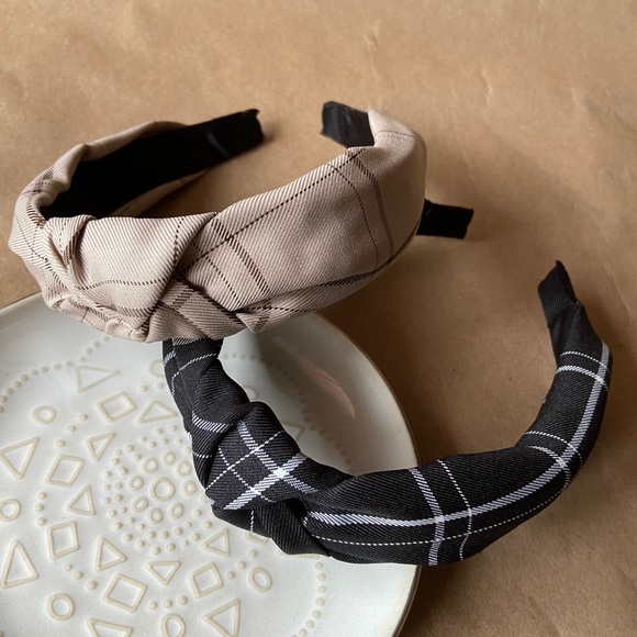 LAST ONE | Black + White Headband - Picture 6 of 6